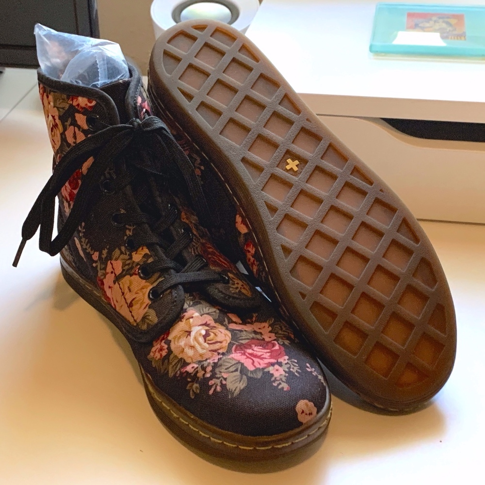 Dr. Martens Shoreditch Floral Boot